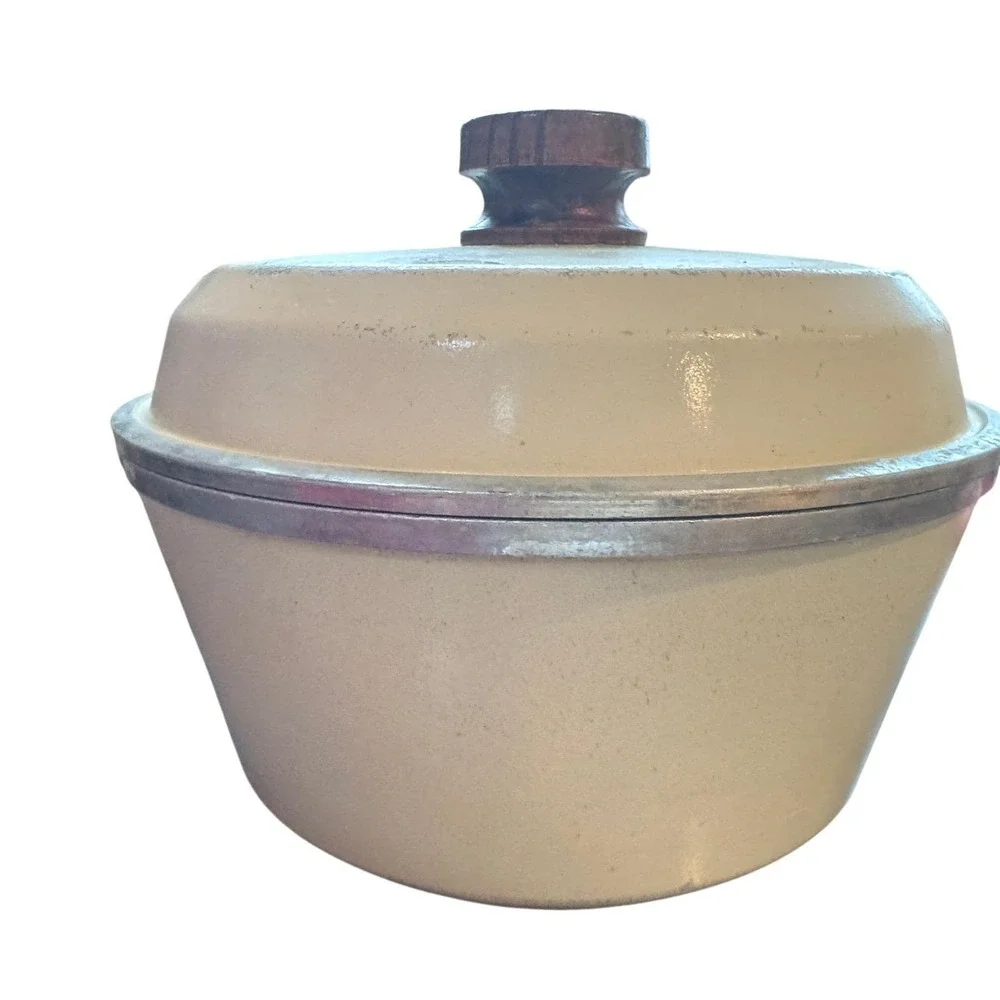 Vintage Club Aluminum Tan Enamel Saucepan with Lid and‎ Faux Wood Handle MCM